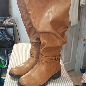 NWOT WOMENS SLOUCHY STYLISH EXTRA WIDE CALF THICK SOLE  BOOTS LUOIKA 10.5EW